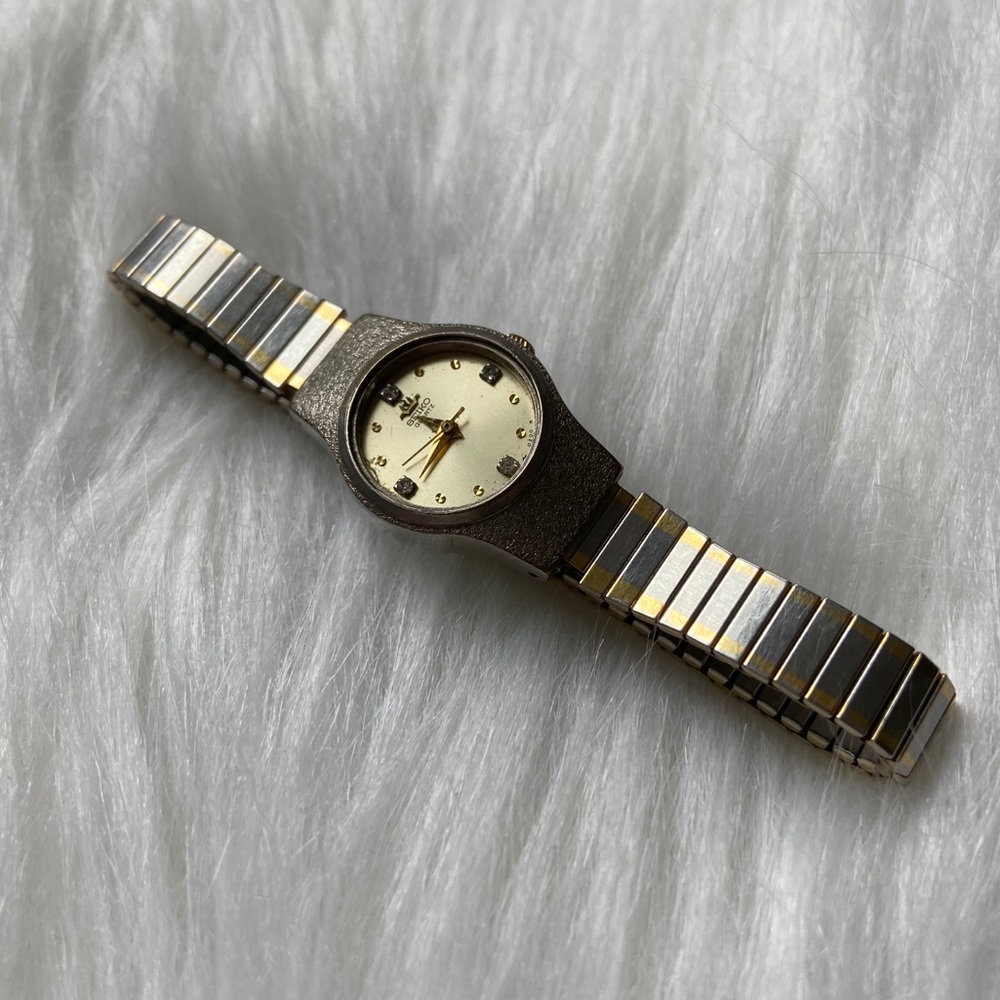Seiko Quartz Vintage Stretch Wristwatch - Picture 3 of 8